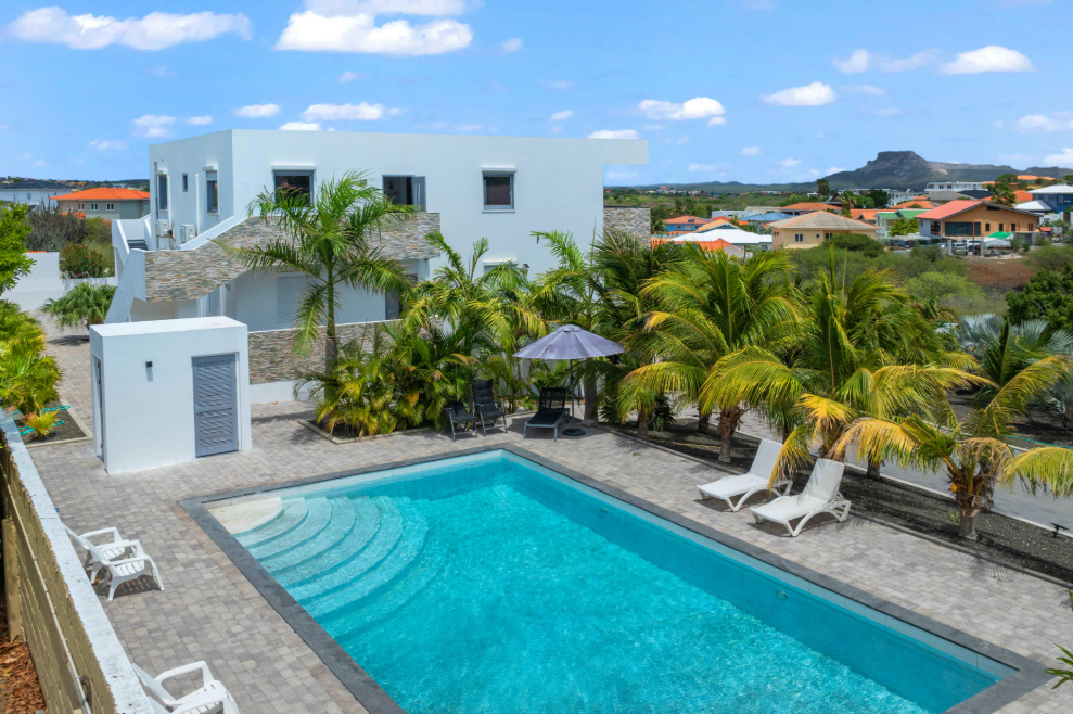 Instapklaar Luxe Appartement met Garage in Jan Thiel